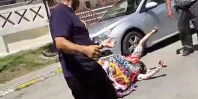 Virüse rağmen yere atılan paraları ağzıyla aldı