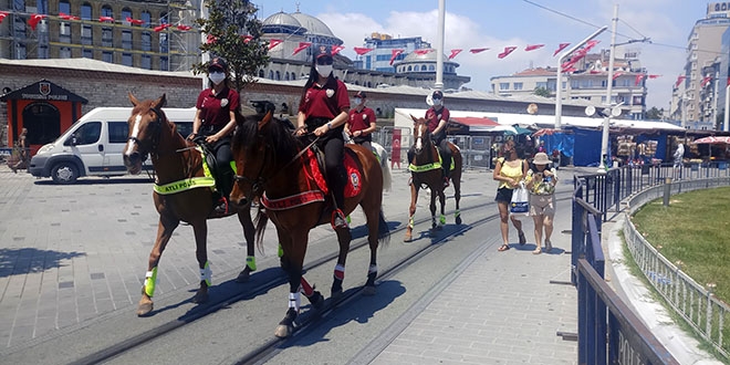 Atlı polislerden Taksim'de maske ve sosyal mesafe denetimi