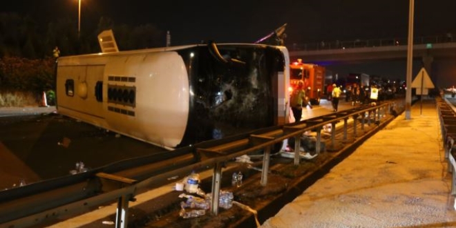 TEM Otoyolu'nda yolcu otobs devrildi: 1 l, 17 yaral