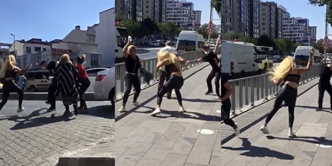 4 kad�n yol ortas�nda bir adam� tekme tokat d�vd�!