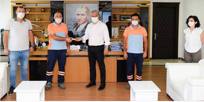 Temizlik i��ileri bulduklar�  m�cevherleri  belediye ba�kan�na teslim etti