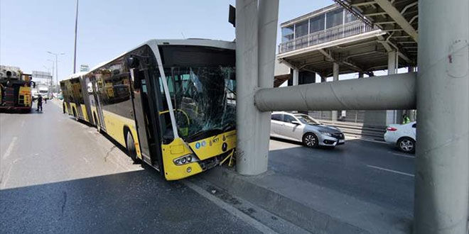 İETT otobüsü üst geçit direğine çarptı, şoför açığa alındı
