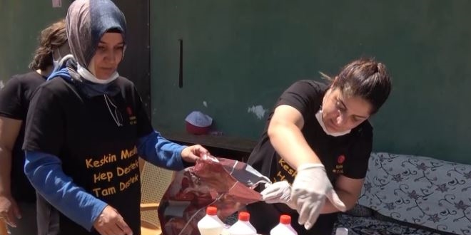 Öğrenciler dezenfektan üretti, öğretmenler köy köy dağıttı