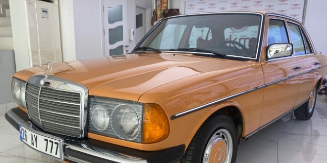 1977 model otomobiline g�z� gibi bak�yor