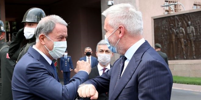 Bakan Akar, İtalya Savunma Bakanı ile görüştü
