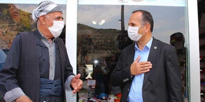 Koronavirüsü yenen başkan ilçe sakinlerini bilinçlendiriyor