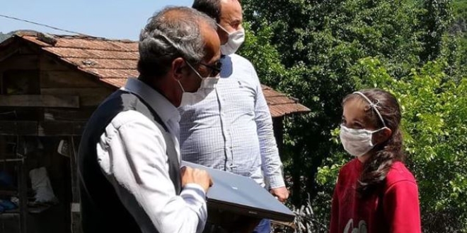 Oyun sektöründen çocuklara bilgisayar hediyesi
