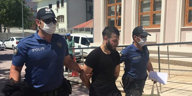 Kuyumcunun aracından para çalan 2 zanlıdan biri tutuklandı