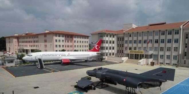 Bah�esinde yolcu ve sava� u�a�� olan okul