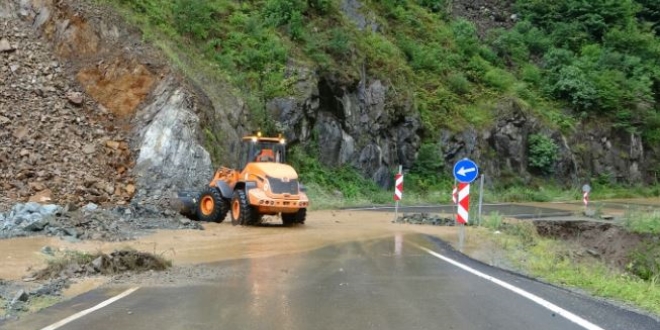 Trabzon'da sağanak! yollar ulaşıma kapandı, evleri su bastı