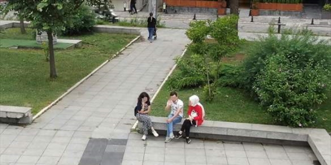 Maskesiz drone'a el salladılar, ceza yemekten kurtulamadılar