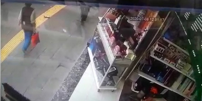 Yerde bulduğu içi para dolu cüzdanı kendi cüzdanıymış gibi çantasına attı