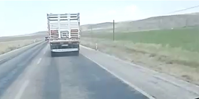 Ambulansa yol vermedi, 130 kilometre hızla yarışa girdi