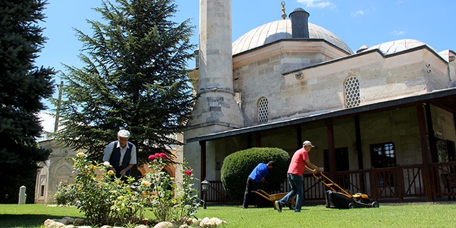 'Çevreci cami' cemaatinin desteğiyle güzelleşiyor