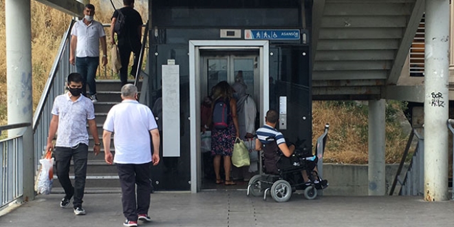 Metrobüs durağında engelliye asansör ayıbı