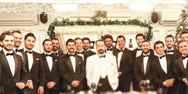 Adnan Oktar'ın aslanları hediye sırasına girdi