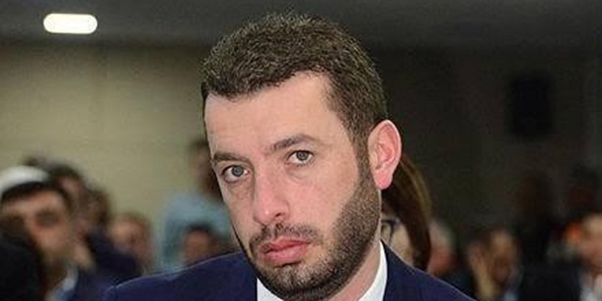 Eski belediye başkanı ve ailesine 8 yıl 4'er ay hapis