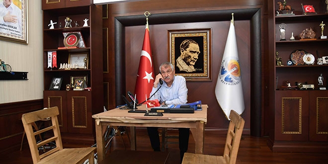 Odası haczedilen Başkan Karalar kahvehane masasında çalışıyor
