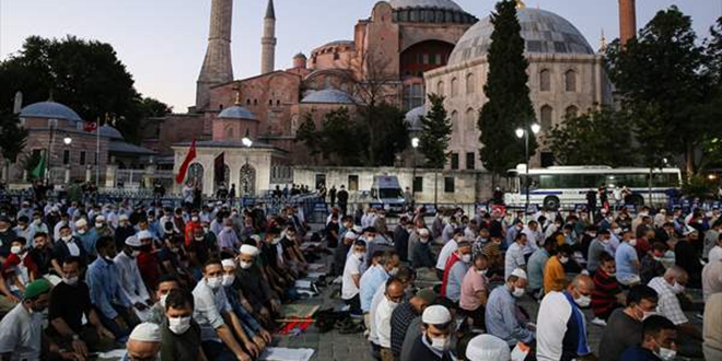 Ayasofya Meydanı'nda akşam namazı kılındı