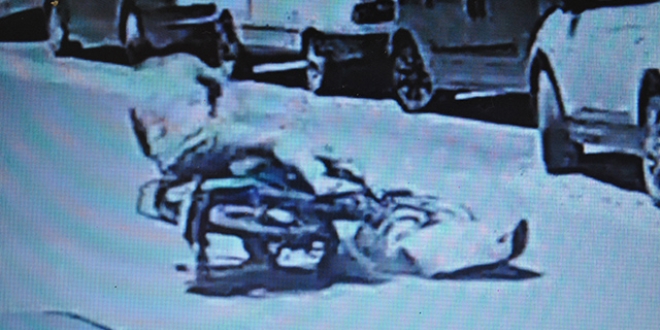 Motosikletin üzerine balkona asılan halı düştü: 2 yaralı