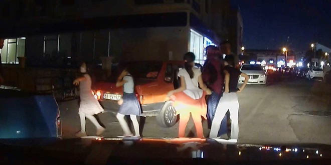 Virüsü yok saydılar, 5 kişilik otomobilden 10 kişi çıktı