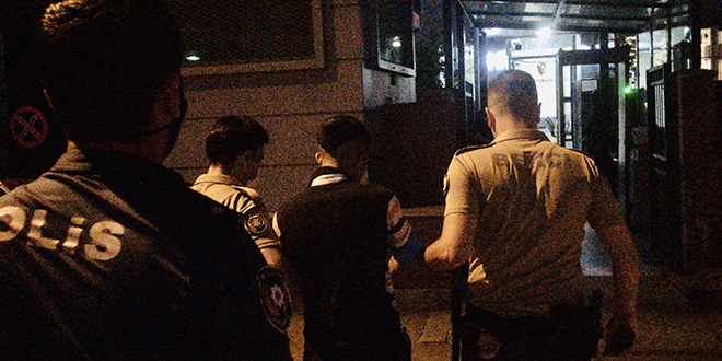 Hırsızlık yaparken yakalandı, 'virüs var' diyerek polisleri uzaklaştırmaya çalıştı