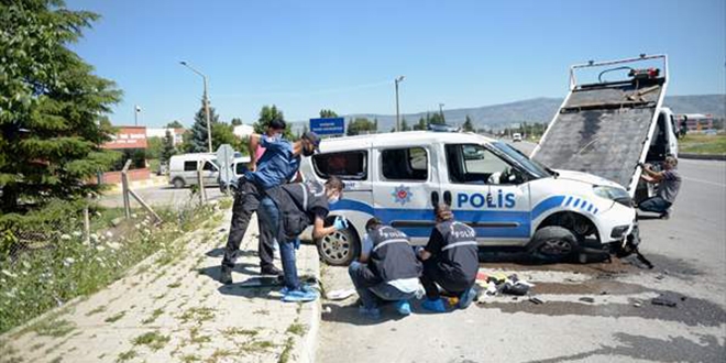 Eskiehir'de polis arac devrildi: 2 yaral