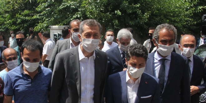 Bakan Selçuk'tan hayatını kaybeden öğretmenin babaevine ziyaret