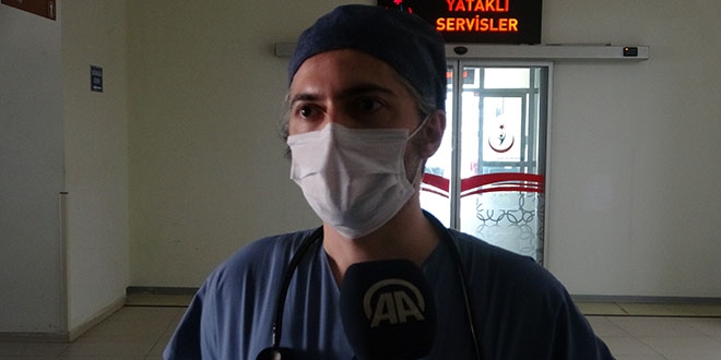 Doktorla tartışan esnaf, tıbbi önlük hediye ederek uzlaştı