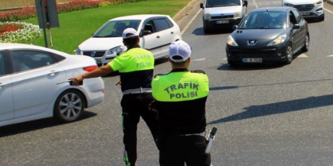Polise rüşvet teklif ettiği iddia edilen sürücü gözaltında