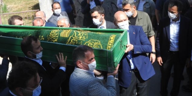 Bakan Soylu kayınpederini son yolculuğuna uğurladı