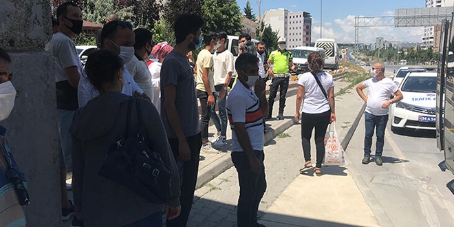 Polisin durdurduğu tıka basa dolu otobüsten 48 yolcu çıktı