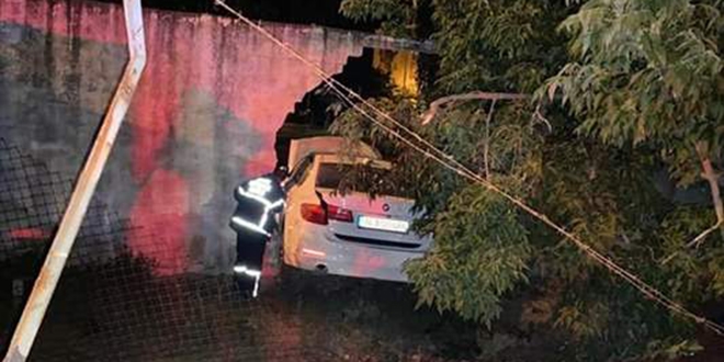 Otomobil askeri kışlanın duvarını deldi, sürücü yaralandı