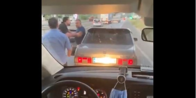 Trafikte dehşet anları: Elinde bıçakla böyle kovaladı