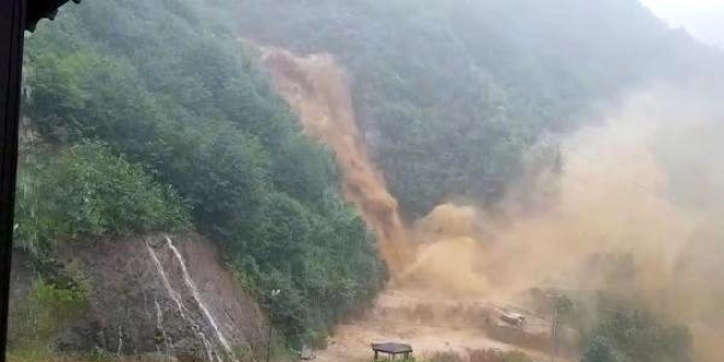 Rize'de Ağaran Şelalesi, aşırı yağışla taştı