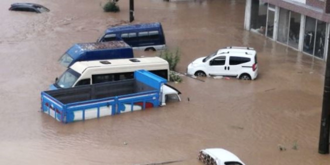 Rize'yi sağanak vurdu hayat felç oldu! 2 kişi kayıp