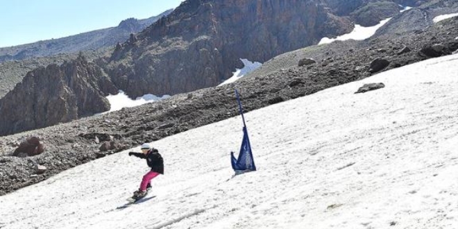 Erciyes'te temmuz aynda sporcular kayak keyfi yayor