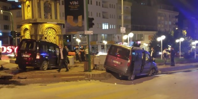 Kastamonu'da iki hafif ticari araç çarpıştı: 10 yaralı
