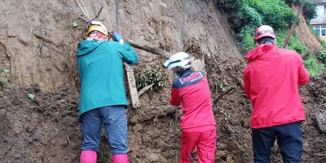 Rize'deki selde kaybolan kişinin cansız bedenine ulaşıldı