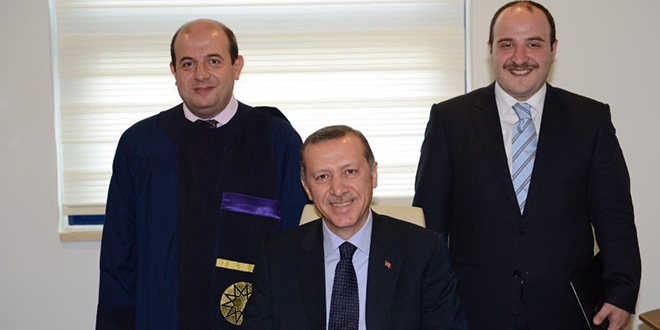 Bakan Varank: 3-4 gün boyunca hastanede belimde silahla dolaştım
