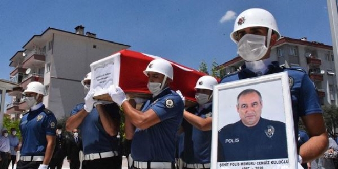 Trafik kazası sonucu şehit olan polis memuru toprağa verildi