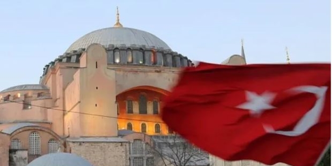 Ayasofya'da namaz k�lmak i�in bilet almaya ba�lad�lar