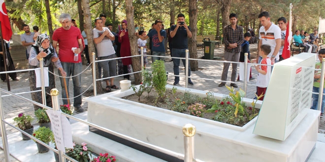 �ehit Halisdemir'in Ni�de'deki kabrinde ziyaret�i yo�unlu�u ya�an�yor