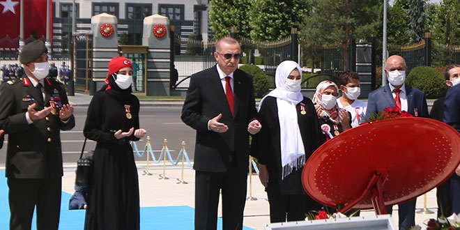 Cumhurbakan Erdoan, 15 Temmuz ehitler Abidesi'ne iek brakt