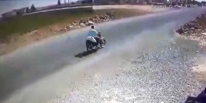 Üzerine saman balyaları düşen motosiklet sürücüsü öldü