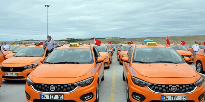 Taksicilerden 240 araçlık Milli Birlik Konvoyu