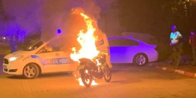 Ceza kesildiğini öğrenice motorunu ateşe verdi
