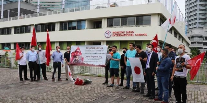 Japonya'da FETÖ'ye ait okulun önünde protesto
