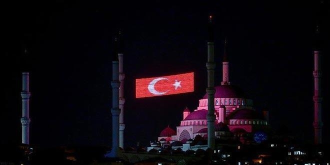 Tüm camilerde saat 00:13'te sela okundu