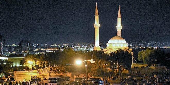 Halk ayakta: Azerbaycan'da sokağa dökülen halk savaş istiyor